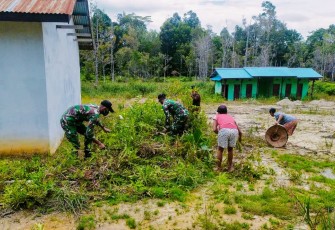Prajurit TNI dari Yonif 407/PK yang tergabung dalam Satuan Tugas Pengamanan Perbatasan (Satgas Pamtas) antara RI – Malaysia, menggelar Karya Bhakti di halaman Kantor Balai Desa Sei Kelik, Kecamatan Ketungau Hulu, Kabupaten Sintang, Kalbar. Sabtu (06/02/2021)