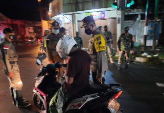 Petugas gabungan yang terdiri dari anggota Polres Pekalongan Kota Polda Jawa Tengah, Kodim 0710/Pekalongan, Satpol PP dan BPBD  melaksanakan patroli skala besar, untuk mensukseskan program Jateng Di Rumah Saja.