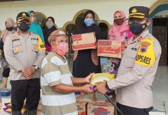 Kapolres Pekalongan AKBP Darno, S.H., S.I.K., kepada warga korban banjir yang berada di Posko Pengungsian Banjir di Kelurahan Bener Kecamatan Wiradesa Kabupaten Pekalongan, Minggu (7/2/2021).