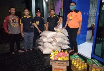 Ketua Senkom Mitra Polri Kota Pekalongan Sugono S.pd   bersama jajaran pengurus Senkom  memberikan bantuan berupa paket sembako kepada Warga Masyarakat yang terdampak  banjir di STIMIK,Kraton dan Panjang kecamatan Pekalongan Utara.