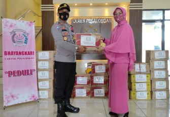 Bhayangkari Cabang Pekalongan berikan bantuan kepada warga yang terkena dampak Banjir di wilayah Kabupaten Pekalongan