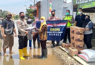 anggota Polres Pekalongan yang tegabung dalam Dikmaba Polri Angkatan  XX Tahun 2001 (Ershi) memberikan bantuan sembako berupa beras, mie instan,telur, minyak goreng. Gula pasir dan teh kepada korban banjir.