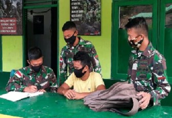 Satgas Pamtas RI-MLY Yonif 407/PK Pos Kantuk Asam menggagalkan 1 orang yang diduga PMI Non Prosuderal yang akan masuk ke wilayah Malaysia melalui jalur tidak resmi di Desa Kantuk Asam, Kecamatan Puring Kencana Kabupaten Kapuas Hulu, Kalbar. Kamis (11/02/2021)