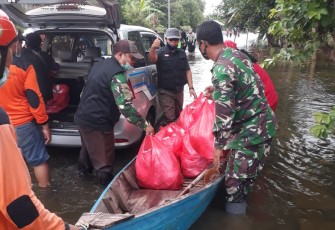 Relawan KRI dalam aksinya