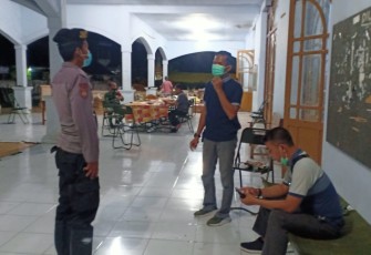 BLP Polsek Pekalongan  Utara sambangi petugas jaga di tempat  pengungsian /ronda di Kelurahan Panjang  Kec.Pekalongan Utara Jum'af (12/02/2021). 