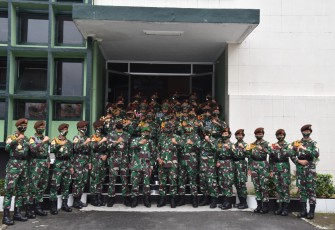 Taruna tingkat III Akademi Militer (Akmil) Magelang, Jawa Tengah  foto bersama dengan Komandan Korem 073/Makutarama Kolonel Inf Ari Yulianto, S.I.P yang didampingi oleh Kasrem Letkol Czi Hendro Edi Busono, para Komandan Satdisjan serta para Kasi Korem 073/Makutarama