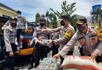 Kapolda Jateng  Irjen Pol Drs Ahmad Luthfi SH, S.St, MK melalui Kapolres Pekalongan Kota, M Irwan Susanto, S.I.K, SH, MH  untuk korban bencana alam banjir Sabtu, (13/2/2021)