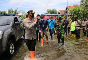 Penyerahan bantuan dari Presiden RI