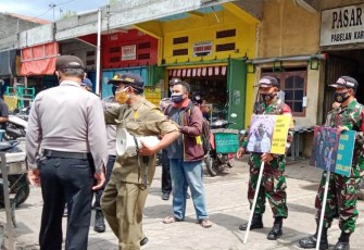 Satgas Covid-19 tingkat kecamatan tak kenal lelah terus memberikan himbauan 5 M (Memakai Masker, Mencuci Tangan, Menjaga Jarak, Menghindari Kerumunan dan Mengurangi Mobilitas di Luar Rumah), Minggu (14/02).