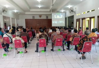 Babinsa Kelurahan Serengan Koramil 03 Serengan Kodim 0735 Surakarta Serka Aris Setyo Utomo ikuti dah hadiri pelaksanaan Pelantikan Ketua RT/RW yang bertempat di Aula Panti Sarojo kelurahan Serengan