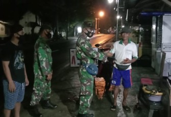 Serda Ali Buton Babinsa Desa Kacangan melaksanakan komsos dengan warga Dk Karangtengah Desa Kacangan  Kecamatan Sumberlawang