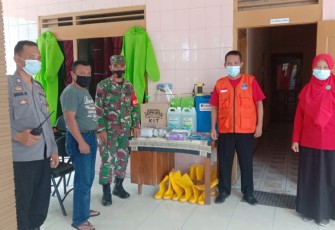 Serma Darto Babinsa  Ds Jati melaksanakan giat  komsos bersama Babinkamtibmas Bripka Didik H menerima kunjungan Posko PPKM MIKRO  Covid 19 Desa Jati dari Polda Jateng  yg di pimpin oleh AKP Bowo (Kasi Propam ) Polda Jateng 