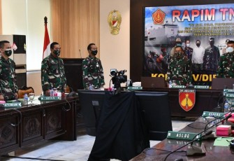 Pangdam IV/Diponegoro Mayjen TNI Bakti Agus Fadjari, S.I.P., M.Si. bersama Kasdam IV/Diponegoro Brigjen TNI Widi Prasetijono mengikuti kegiatan Rapat Pimpinan TNI secara virtual bertempat di Ruang Bina Yudha, Makodam IV/Diponegoro. Selasa (16/2/2021).