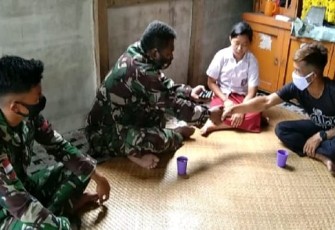 anggota Pos Keladan Satgas Pamtas RI-MLY Yonif 407/PK menerima        4 butir munisi senjata jenis Penabur diserahkan oleh salah seorang warga Dusun Keladan, Desa Sungai Senunuk, Kecamatan Batang Lupar, Kabupaten Kapuas Hulu, 