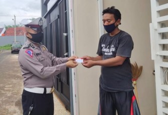 Anggota Polres Pekalongan mengantarkan SIM 