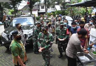 Komandan Korem 073/Makutarama Kolonel Inf Ari Yulianto, S.I.P, ikut mendampingi Pangdam IV/Diponegoro Mayjen TNI Bakti Agus Fajari, S.E.M.M dan Kapolda Jawa Tengah Irjend Pol Drs. Ahmad Lutfi SH S.S.T M.K yang langsung terjun ke lapangan untuk memberikan semangat kepada warga. Rabu (18/2/2021).