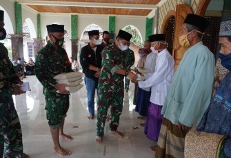 Dandim 0736/Batang Letkol Arh Yan Eka Putra, menggelar aksi kemanusiaan dengan memberikan bantuan atau santunan kepada warga kurang mampu di Masjid Al Maghfiroh Desa Brayo, Kecamatan Wonotunggal, Kabupaten Batang, Jum'at (19/2/21 ).