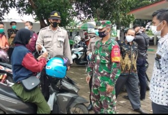 Tim gabungan yang terdiri dari personil TNI, Polri, Satpol PP dan Dinkes Kab. Pekalongan menggelar OperasinYustisi sekaligus membagikan masker gratis bagi warga dan pengguna jalan yang melintas di sejumlah ruas jalan diwilayah Kabupaten Pekalongan, Sabtu (20/2/2021) pagi tadi.