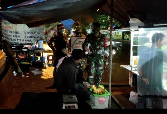 Pemberlakuan Pembatasan Kegiatan Masyarakat (PPKM) Skala Mikro, Koramil 10/Batang Kota menggelar Operasi Yustisi mandiri untuk menekan penyebaran Covid-19, dilaksanakan di JL. Perintis Kemerdekaan Watesalit. Sabtu (20/2/21) malam 
