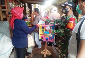 Koramil 12/Bendosari bersama Satgas Covid-19 Tingkat Kec. Bendosari membagikan masker gratis.