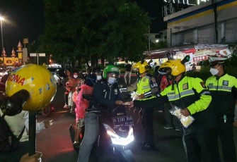 Kapolda Jawa Tengah Irjen Pol Drs. Ahmad Luthfi, S.H., S.S.T. M.K. turun langsung membagikan masker dan makan malam gratis untuk kaum duafa dan ojol di seputar Simpang Lima,Semarang, pada Sabtu malam (20/02/2021).