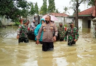 Polres Pekalongan bersama dengan personil TNI dan BPBD Kab. Pekalongan evakuasi  korban banjir.