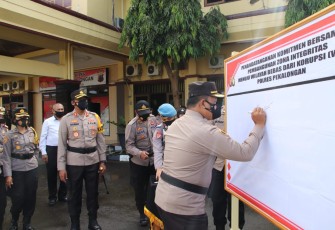 Polres Pekalongan pagi tadi menggelar apel Deklarasi dan penandatanganan pencanangan Zona Integritas (ZI) dalam rangka tahapan untuk menuju Wilayah Bebas Dari Korupsi (WBK) di wilayah hukum Polres Pekalongan, Senin (22/2/2021).