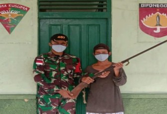 Satgas Pamtas RI-MLY Yonif 407/PK Pos Klawik telah menerima secara sukarela 1 pucuk senjata laras panjang jenis Penabur dari Bapa Stepanus Rajan yang merupakan warga Dusun Bakul, Desa Labian Ira'ang, Kecamatan Batang Lupar, Kab	Kapuas Hulu, Kalbar.