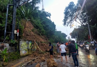 Longsor di jalan Gombel lama, Senin (22/2/21), akibatnya lalulintas yang mengarah ke Semarang dari ngesrep macet total