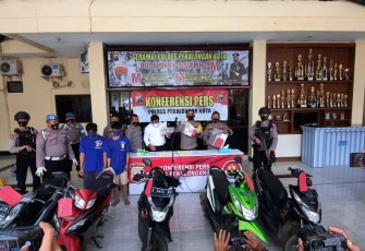 Kapolresta Pekalongan AKBP M. Irwan Susanto, SIK, SH, MH melalui Kasat Res Krim AKP Akhmad Sugeng,SH,MH memimpin konferensi pers di Mapolresta Pekalongan