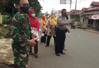 Tim gabungan menggelar operasi penegakan disiplin protokol kesehatan di Jalan Dr. Wahidin, Kelurahan Kauman, Kecamatan Batang, Kabupaten Batang, Rabu (24/2/21) siang. 