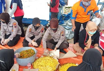 Polres Pekalongan menerjunkan personel polisi wanita (Polwan) untuk membantu di dapur umum  guna memasak makanan di Posko Penanggulangan Bencana BPBD Kabupaten Pekalongan