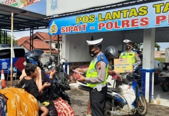 Sat Lantas Polres Pekalongan untuk mencegah terjadinya penyebaran Covid-19 serta mengajak masyarakat untuk disiplin dalam menerapkan protokol kesehatan. 