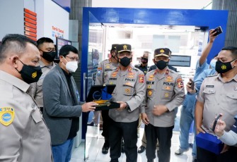 Baharkam Mabes Polri melalui Kakorbinmas Polri memberikan penghargaan kepada Satuan Pengamanan (Satpam) yang bekerja di Bank BRI unit KCP Pasar Sentral Makassar, Sulawesi Selatan.