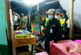 Koramil 05/Weru bersinergi dengan anggota Polsek Weru dan trantib Kecamatan Weru melaksanakan kegiatan himbauan bersama pada malam hari di warung makan atau hik di wilayah Kec. Weru