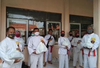 Keluarga Silat Nasional Indonesia Perisai Diri kota Pekalongan menyaluarkan bantuan sembako dari para donatur Kelatnas *Perisai Diri* Provinsi Jawa Tengah bantuan kemanusiaan yang diinisiasi oleh Ketua Umum Kelatnas Perisai Diri Amir  Mustofa S.PD, diterima oleh Ketua  Cabang Perisai Diri Pekalongan Heru Sumedi, SH dan selaku Penasehat dan Pelatih Perisai Diri  Sumarno S.PI,  untuk korban bencana alam banjir Minggu (28/2/2021)