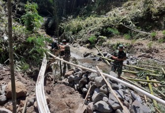 Saat ini sedang dulakukan  pembangunan senderan dan pembuatan jembatan yang menghubungkan Desa Gemblengan Kecamatan Garung dengan Desa Lengkong Kecamatan Garung Kabapaten Wonosobo, Minggu (28/02/2021)