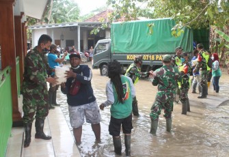 Kodim Pati Kirim Bantuan Beras Untuk Warga Terdampak Banjir