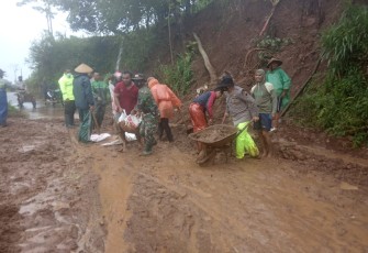 Tebing Longsor Akibat Turunnya Hujan Deras