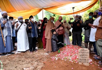 Proses Pemakaman Almarhum Ustadz Maaher At-Thuwailibi