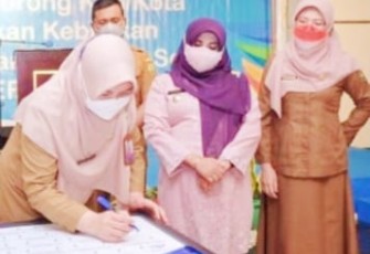 Saat Walikota Hj Rahma  menyaksikan penandatangan  bersama Germas