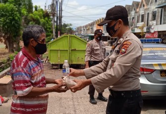 Pembagian Makanan Gratis