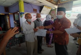 Pemdes Anggut Salurkan BLT DD Untuk 39 KK di Bulan Pertama