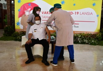 Bupati Tulungagung Maryoto Bhirowo Jalani Suntik Vaksin Covid-19 Tahap II