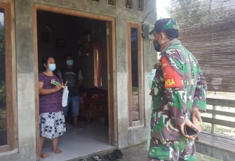 Babinsa Tempursari Koramil 10/ Sambi Kodim 0724/Boyolali Sertu Sugiyanto membantu tim Satgas Covid melakukan contact tracking, bertempat di Dukuh Kembang Sawit dengan warganya yang berinisial S (26) Desa Tempursari Kecamatan Sambi Kabupaten Boyolali. Senin (01/03)