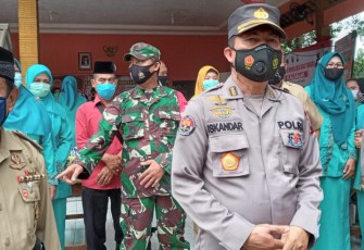 Kabid Humas Polda Jateng Kombes Pol Iskandar Fitria Sutisna didampingi Kapolres Batang AKBP Edwin Louis Sengka, di Posko PPKM Mikro Desa Kalisalak, Kabupaten Batang, Senin (1/3/2021).
