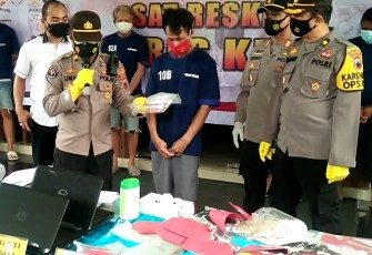 Kapolres Kendal AKBP RAPHAEL SANDY CAHYA PRIAMBODO ,S.I.K didampingi Kapolsek Boja AKP IRSANTO,S.H. dan Kanit Reskrim  AIPTU MAHZUM SYAFI'I,S.H saat konferensi Pers di Mapolres Kendal
