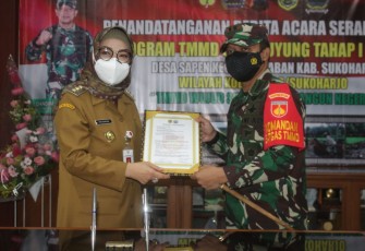penyerahan Naskah program TMMD kegiatan dilanjutkan dengan peninjauan dan peletakan batu pertama di lokasi TMMD di Ds. Sapen Kec. Mojolaban bersama Bupati dan Forkopimda Sukoharjo.