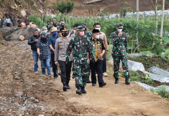 Kepala Staf Komando Resor Militer (Kasrem) 072/Pamungkas Kolonel Inf Afianto didampingi Dandim 0707/Wonosobo Letkol Czi Wiwid Wahyu Hidayat S.Ag beserta rombongan tiba di Desa Gemblengan Kecamatan Garung untuk meninjau lebih dekat pelaksanaan TMMD Reguler ke 110.