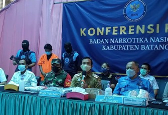 Kepala BNNK Jateng, Brigjen Pol Benny Gunawan, saat menggelar konferensi pers di Halaman Kantor BNNK Batang, Selasa (2/3/2021).